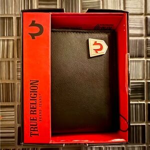 🔥 TRUE RELIGION Men’s Black and Red Card Holder/Wallet. Beautiful Leather. NWT
